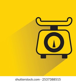Küchenskala-Symbol mit Schatten auf gelbem Hintergrund