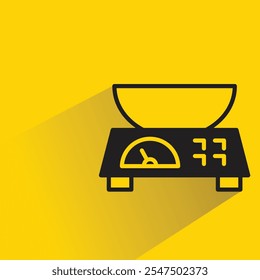 ícone de escala de cozinha com sombra no fundo amarelo
