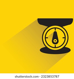 escala de cocina con sombra sobre fondo amarillo