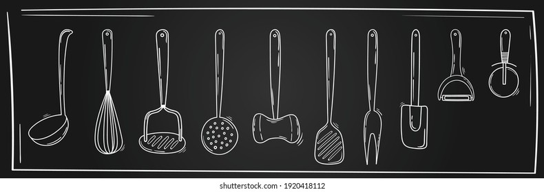 Colección de utensilios de cocina. Whisk, picadora de pizzas, cuchara, patatas, peeler, torreón con manchas, martillo. Ilustración vectorial dibujada a mano. Utensilios de cocina, arte de línea en una pizarra. Estilo de pizarra.