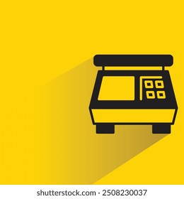 Icono de escala de peso de cocina con sombra sobre fondo amarillo