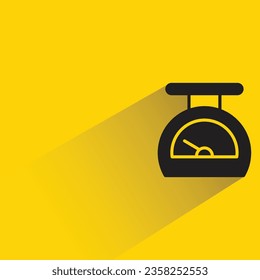 peso de cocina con sombra sobre fondo amarillo