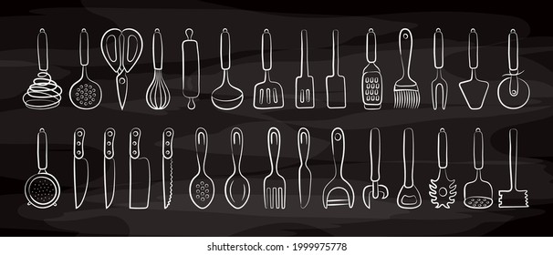 Esbozo de cocina en pizarra. Utensilios de cocina vectorial de línea negra, herramientas y cubiertos. Whisk, ladle y espátula. Sieve, cuchillo, cuchara, peeler y abridor. Caminata en la pizarra