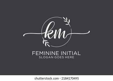 Monograma de belleza KM y elegante logo de diseño de logo para escritura a mano de firma inicial, boda, moda, floral y botánica con plantilla creativa.