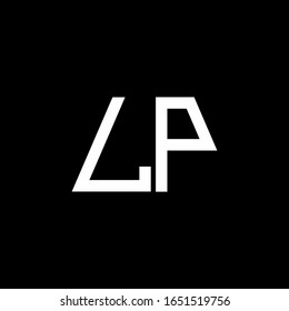 Monograma abstracto del logotipo KM aislado en fondo negro