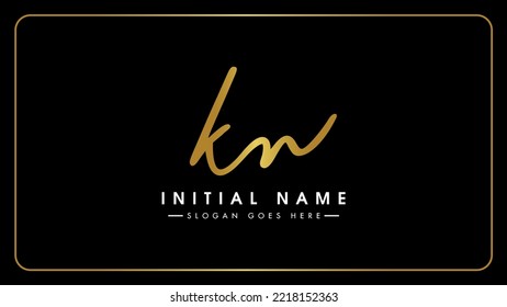 Letras KN logotipo en monograma Icono tipográfico estilo firma dorada. Diseño del logotipo de letras d y p doradas manuscritas aisladas.