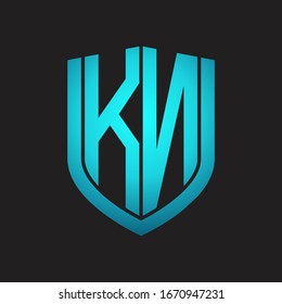 Monograma del logotipo KN con diseño de escudo de emblemas aislado con colores azules sobre fondo negro