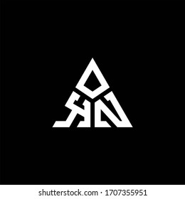 KN-Monogramm-Logo mit 3 Stücken Form einzeln auf Dreiecksdesign-Vorlage