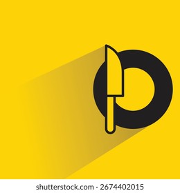 ícone de faca e prato com sombra sobre fundo amarelo