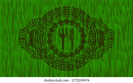Messer und Gabel Ikone in grünem Sodgras realistisches Emblem. Eco-modischer Hintergrund. Vektorgrafik. 