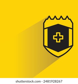 insignia de escudo de caballero con sombra caída sobre fondo amarillo