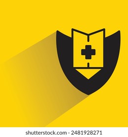 insignia de escudo de caballero con sombra caída sobre fondo amarillo