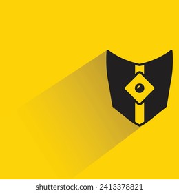 insignia de protección de knight con sombra sobre fondo amarillo