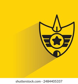 icono de escudo de caballero con sombra en fondo amarillo