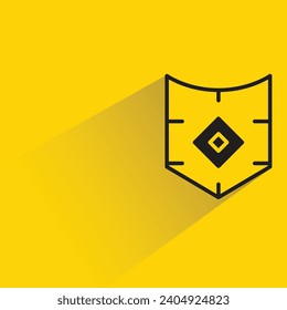 icono del escudo knight con sombra sobre fondo amarillo