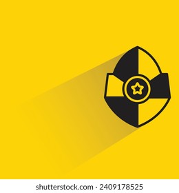 icono del escudo knight con sombra sobre fondo amarillo