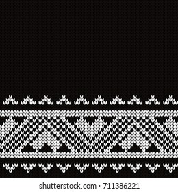 Knitted geometric seamless border