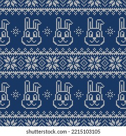 Patrón sin fisuras de punto para el nuevo año 2023 del conejo. Fondo vectorial con lindos conejillos, copos de nieve y adornos escandinavos. Impresión de suéter azul y blanco.