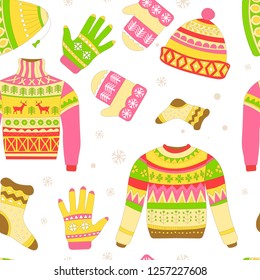 Sudaderas de punto y sombreros cálidos de invierno sin soldadura aislados en el vector de fondo blanco. Copos de nieve y animales simbólicos de renos de las impresiones navideñas. Ornamentos y elementos animalistas