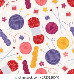 Nahtloses Muster mit bunten Garnen, Nadeln, Blumen, Fäden auf beigem Hintergrund. Perfekt für handgemachte Arbeiten, Tapeten, Geschenkpapier, Textilien, Textur. Vektorgrafik.