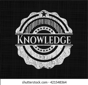Emblema de pizarra de conocimiento en tablero negro
