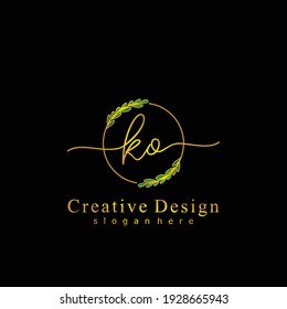 KO Initial Kalligraphie handgeschriebenes Logo. Handgeschriebenes Alphabet in der Logo-Vorlage. Briefe und Alphabet für Unterschrift, Hochzeit, Mode, florales und botanisches Logo-Design 