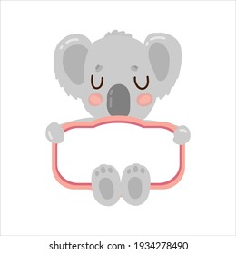  
koala con placa de nombre en el fondo blanco