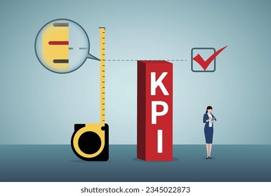 KPI, medición de indicadores clave de rendimiento para evaluar el éxito o el objetivo, métrica o datos para revisar y mejorar el concepto de negocio, empresaria que se encuentra sobre la medición del rendimiento de la cinta.