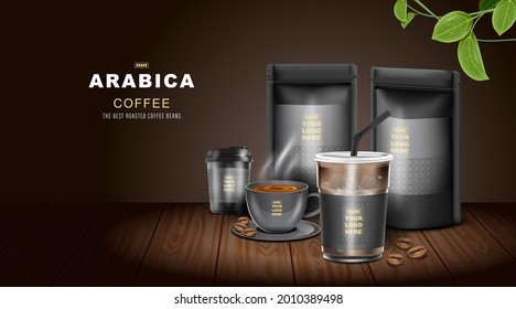 Bolsa de cierre de bolsitas de papel de Kraft para la cremallera y la bolsa de comida se sostiene con una taza de café. Plantilla para el logotipo.