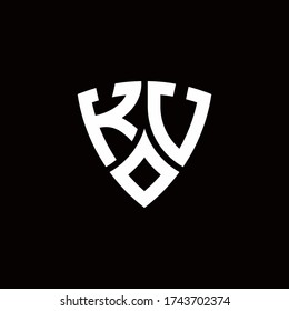 KU-Monogramm-Logo mit modernem Schilddesign-Template isoliert auf schwarzem Hintergrund