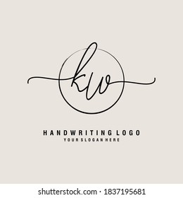 KW Modelo de logotipo de escritura a mano inicial vector