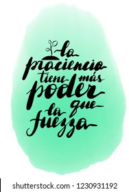 La paciencia tiene más poder que la fuerza, vector hand lettering. Translation from Spanish of phrase patience has more power than strength. Calligraphic inspirational inscription.