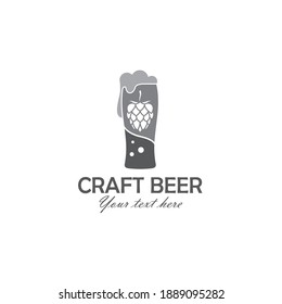 etiqueta de vidrio de cerveza y lúpulo aislados sobre fondo blanco