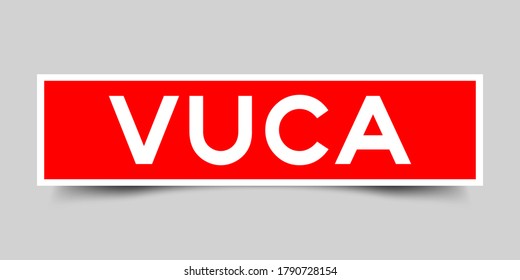 Etiqueta pegatina roja cuadrada en la palabra VUCA (abreviatura de Volatilidad, incertidumbre, complejidad y ambigüedad) sobre fondo gris (vector)