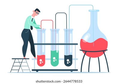 Trabalhador de laboratório de pé em pequena escada e derramando líquido em tubos de ensaio durante o experimento com substâncias coloridas em objetos de vidro de laboratório