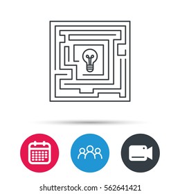 Icono de laberinto. Signo de desafío de problema. Buscar símbolo de solución. Grupo de personas, videocámaras e iconos de calendario. Vector