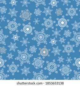 Spitzenmuster aus eleganten Schneeflocken auf blauem Hintergrund. Winterschneehintergrund aus fallenden Schneeflocken. Unglaublicher Weihnachtsschnee fällt. Vektornahtloses Muster.