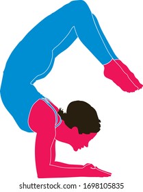 Una mujer hace una pose de yoga 