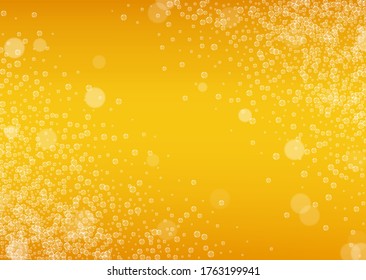 Cerveza más grande. Fondo con salpicaduras de artesanía. Espuma del Oktoberfest. concepto de flyer de restaurante. Pinta fresca de ale con burbujas blancas realistas. Beber líquido frío para la taza amarilla con cerveza de mayor tamaño.