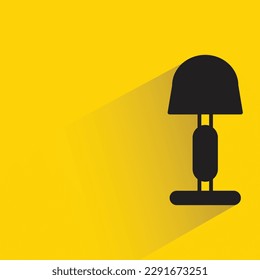 lámpara con sombra sobre fondo amarillo