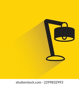 lámpara con sombra sobre fondo amarillo