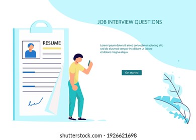 Plantilla de página web de lanzamiento del concepto de contratación de trabajo para la agencia de contratación. Pequeña mujer selecciona un currículum para un trabajo y un formulario de solicitud grande para un empleo. Ilustración de vectores de arte plano