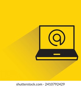 Laptop und Adresssymbol mit Schatten auf gelbem Hintergrund
