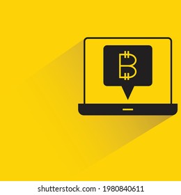 icono de mensaje de portátil y bitcoin con sombra sobre fondo amarillo