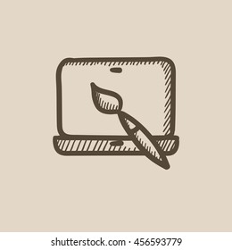 Icono de esbozo vectorial de portapapeles y pincel aislado en segundo plano. Icono dibujado a mano Laptop y brocha. Icono de boceto para portapapeles y brocha para infografía, sitio web o aplicación.