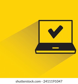 icono de marca de la laptop con sombra sobre fondo amarillo