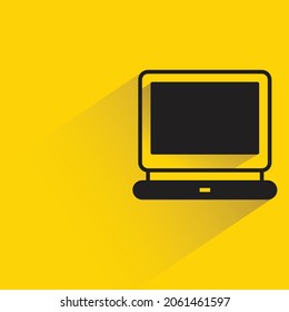 icono del ordenador portátil en el vector de fondo amarillo