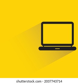 Laptop-Computer mit Schatten auf gelbem Hintergrund