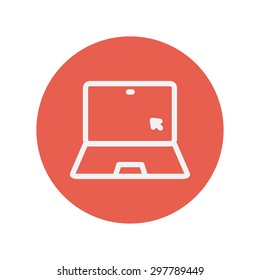 Icono de línea delgada para portátil y cursor para diseño plano minimalista web y móvil. Icono blanco vector dentro del círculo rojo.