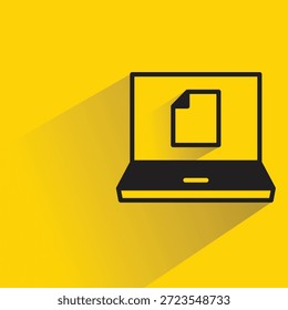 Portátil con la sombra del icono del archivo del documento en fondo amarillo